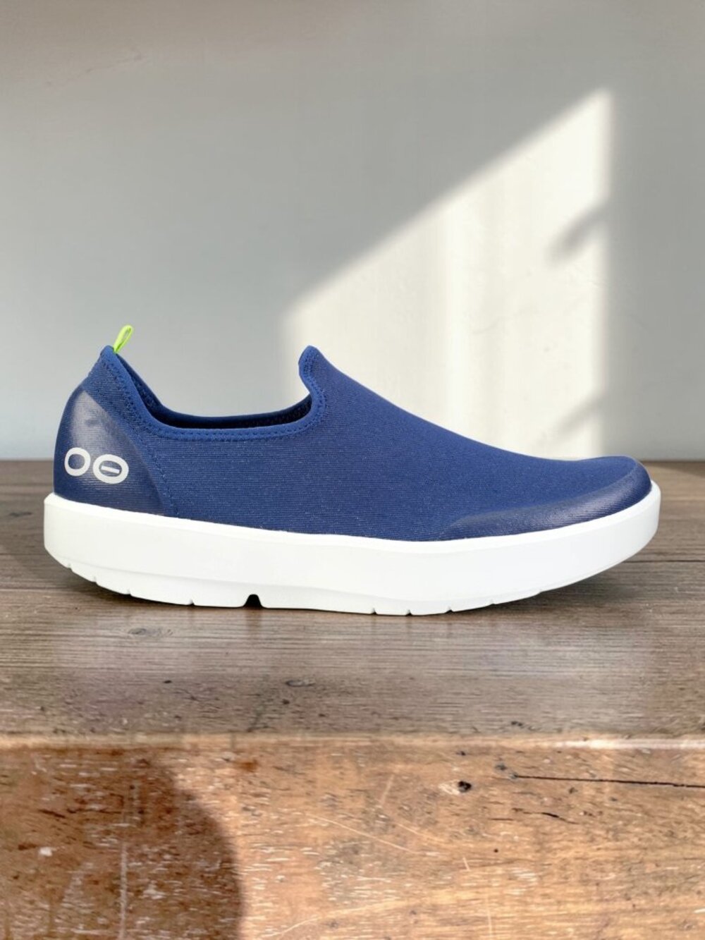 (New) OOFOS – OOmg eeZee Low Recovery Shoes (Navy) / Women's US 9